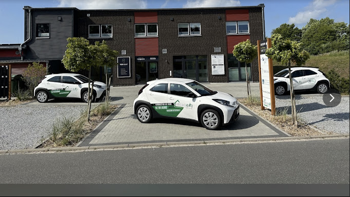 Bürogebäude von Ambulante Hero in Leck mit den Dienstfahrzeugen davor